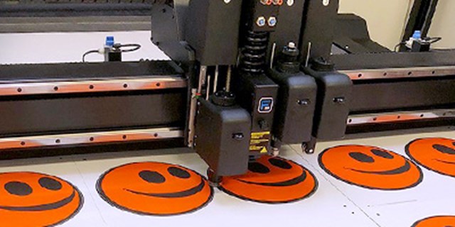 PÅ Media streamlining packaging workflow with Summa F1612 flatbed cutter